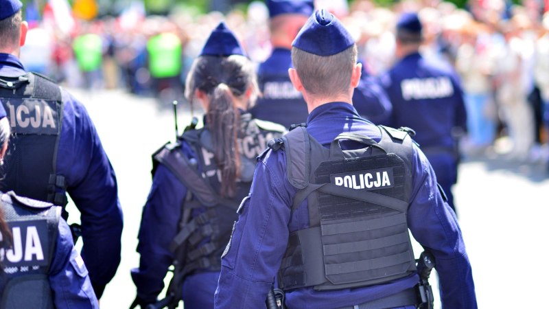 Jakie są rodzaje czapek policyjnych?