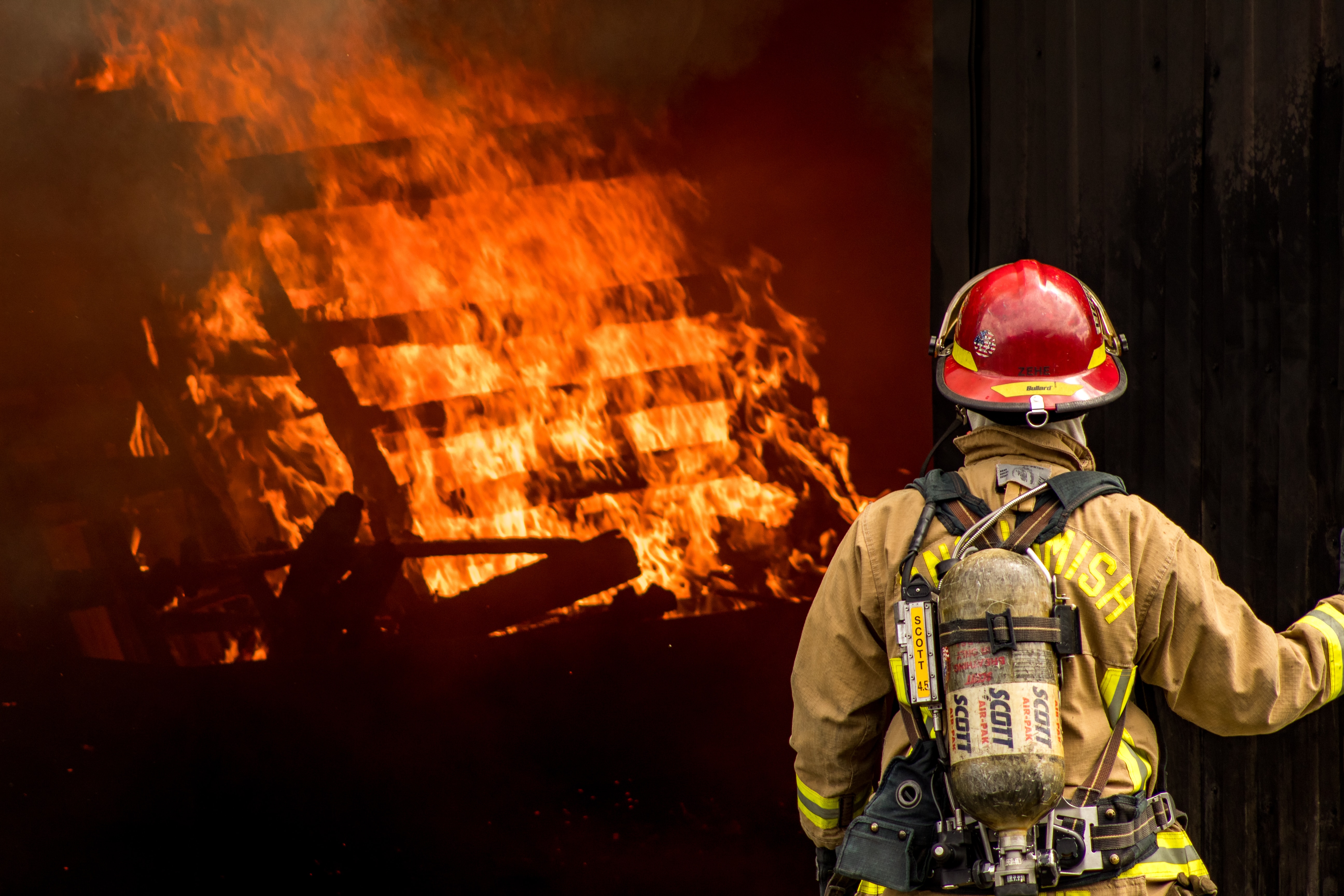 Jakie są różnice w wyposażeniu strażaków pożarnych w różnych jednostkach (np. JRG, OSP, PSP)?