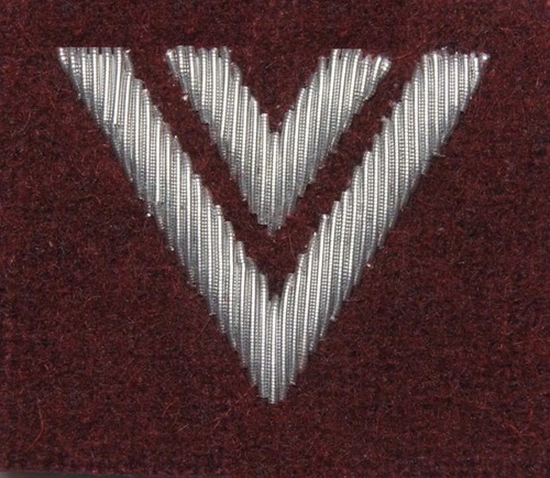 Stopień Wojska Polskiego haftowany bajorkiem do beretu bordowego (tłoczonego) - starszy sierżant