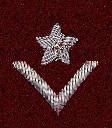 Stopień Wojska Polskiego haftowany bajorkiem do beretu bordowego - młodszy chorąży